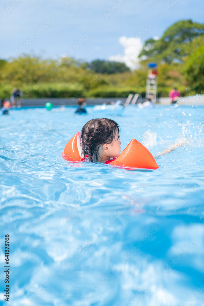 Φωτογραφία 夏休みにプールで遊ぶ小さな女の子