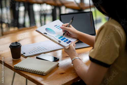 Quadro su tela Cropped image of businesswoman analyzing business results by exploring trends of