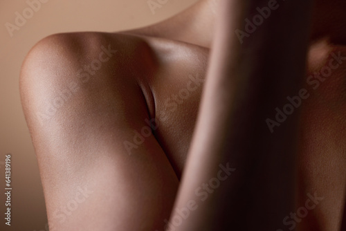 Foto Healthy, skin and body closeup on woman, shoulder or natural glow and skincare texture in studio with cosmetics