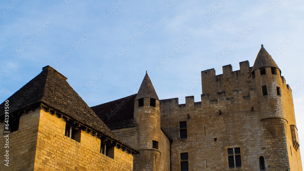 Château de Beynac-et-Cazenac, au bord de la Dordogne, un soir d'été