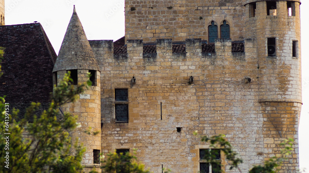 Château de Beynac-et-Cazenac, au bord de la Dordogne, un soir d'été