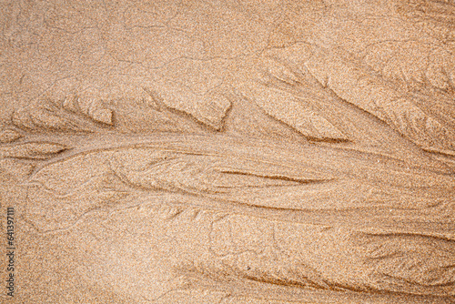 huellas de las olas del mar sobre la arena a la orilla de la playa