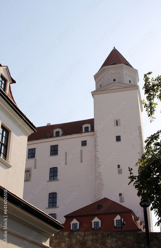 Die Burg  und das Parlament von Bratislava.