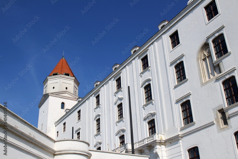 Die Burg  und das Parlament von Bratislava.