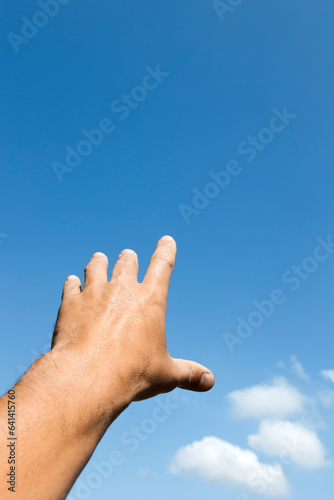 Mão de homem branco com fundo céu azul