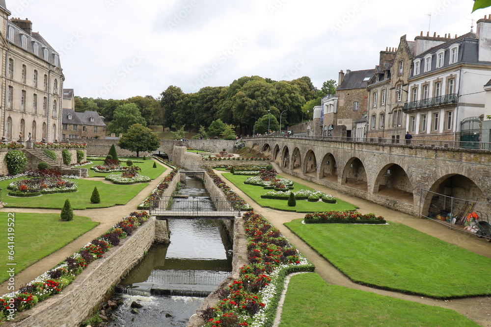 Φωτογραφία Le jardin des remparts et la rivière Marle, ville de Vannes, département du Morb