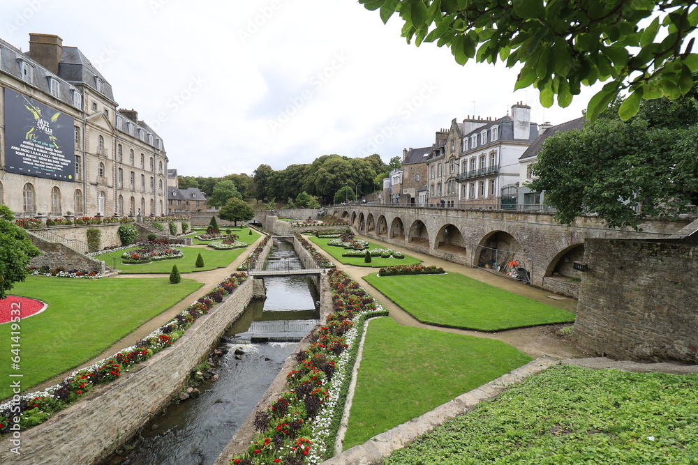 Φωτογραφία Le jardin des remparts et la rivière Marle, ville de Vannes, département du Morb
