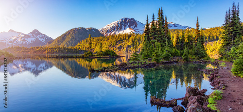 Fotografie Glacier Lake with trees and Canadian Mountain Landscape
