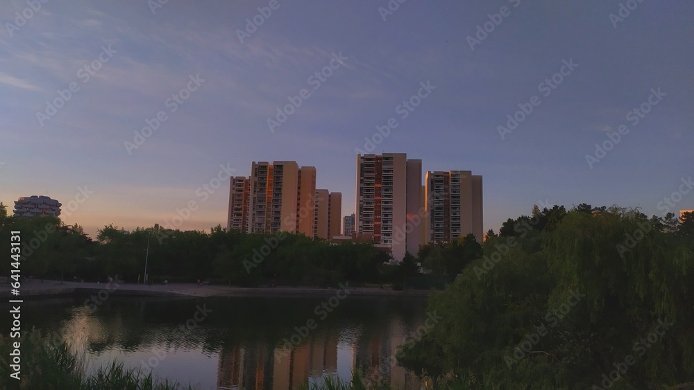 photo de bâtiment au crépuscule photo de bâtiment au crépuscule