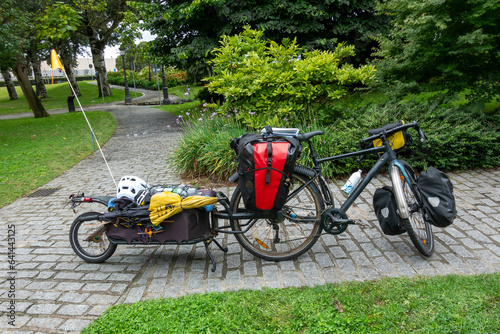 bicicleta para largos recorridos con remolque y alforjas