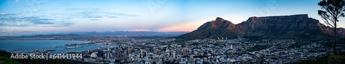 Signal Hill sunset viewpoint over Cape Town in Western Cape, South Africa © pierrick