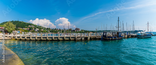 Foto A panorama view past boats moored on a jetty at Portoroz, Slovenia in summertime