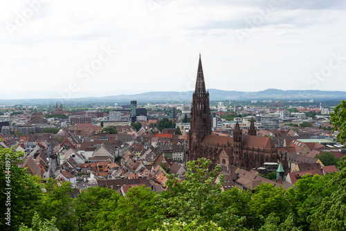Aussicht auf Freiburger Münster vom Kanonenplatz in Freiburg im Breisgau in Baden-Württemberg in Deutschland