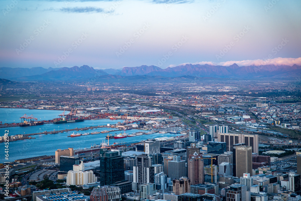 Obraz premium View of Cape Town from Signall hill viewpoint, in Western Cape, South Africa