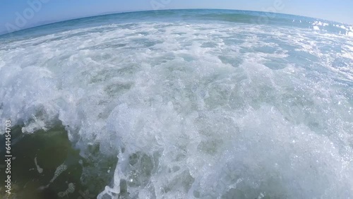 espuma del mar en la orilla photo