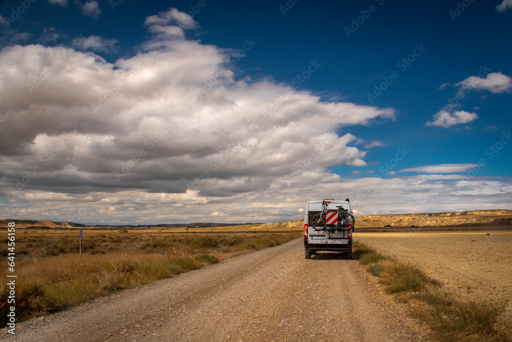 Descubre la impresionante belleza de las Bardenas Reales: ¡Aventura en bicicleta entre paisajes únicos!