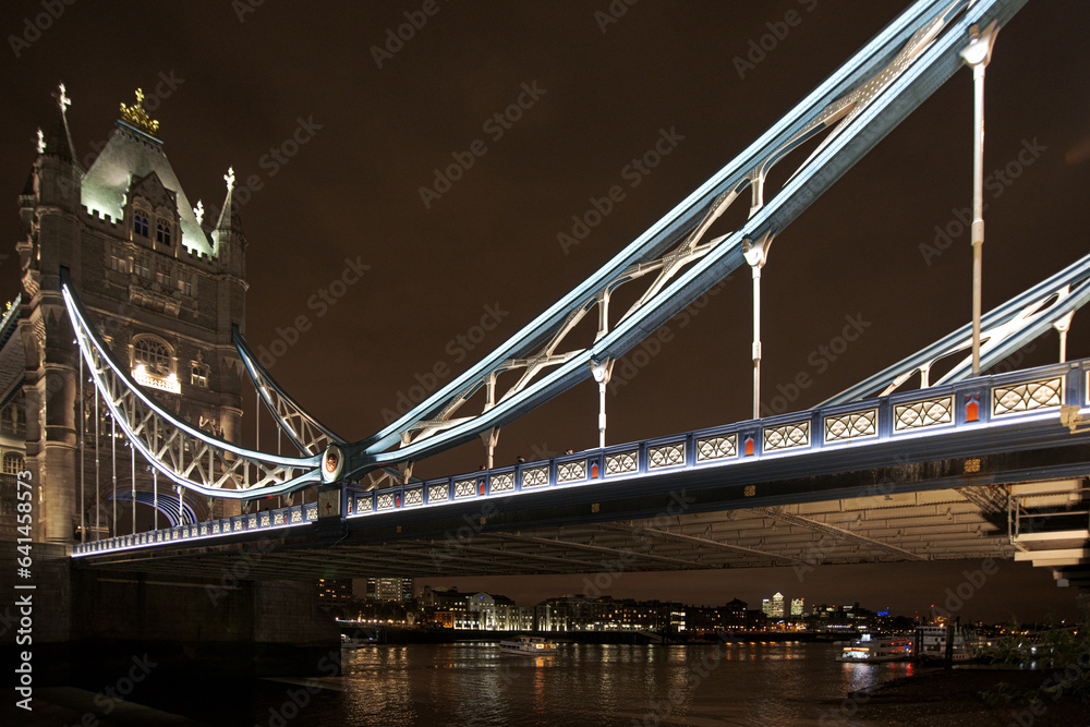 Obraz premium Iconic Tower Bridge seen at night, linking London with Southwark on the River Thames.
