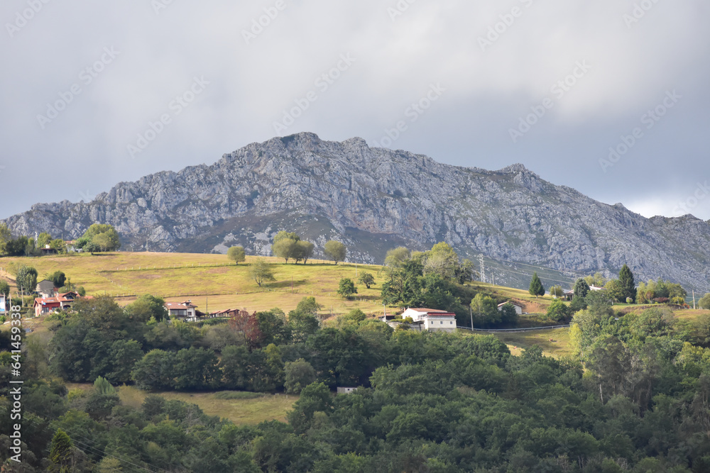 Paisaje de pradera y montaña del oriente de Asturias