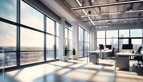 Heller Büroraum - unscharft als Hintergrund mit Glasfassade im Sonnenlicht