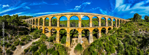 Fotografia The Ferreres Aqueduct, also known as the Pont del Diable, is an ancient Roman br