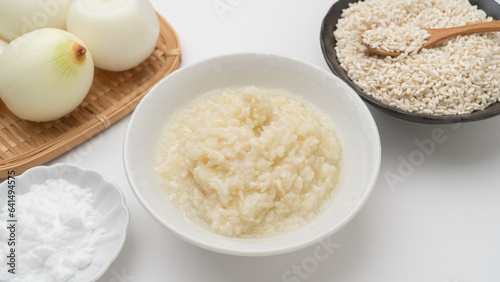 日本の玉ねぎ麹と材料(玉ねぎ・米麹・塩)