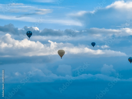 hot air balloon (ID: 641512383)