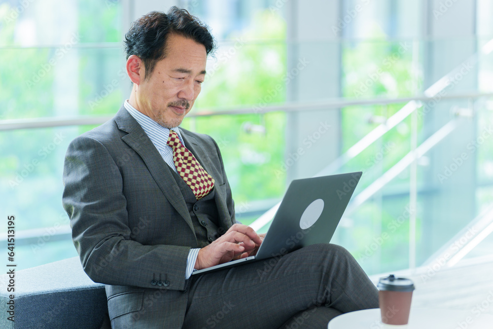 オフィスでパソコンを使うシニアビジネスマン