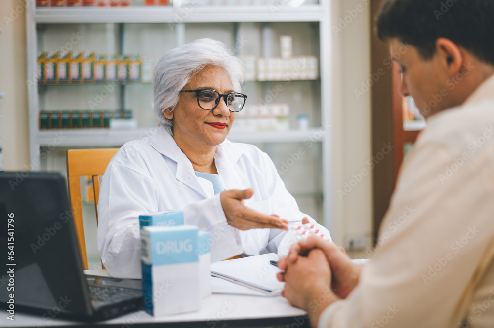 Obraz premium Pharmacist giving advice And advice for patients who come to buy Medicine, Drugs, Vitamins products, according to prescriptions in modern pharmacies.