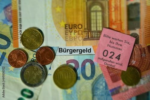 Das Wort Bürgergeld und Euro Gelscheine und Münzen
