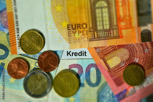 Das Wort Kredit auf Euro Geldscheinen und Münzen