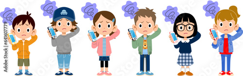 携帯電話で電話中に不満を感じる子どもたちの全身

