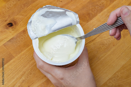 Jogurt naturalny w plastikowym kubeczku
