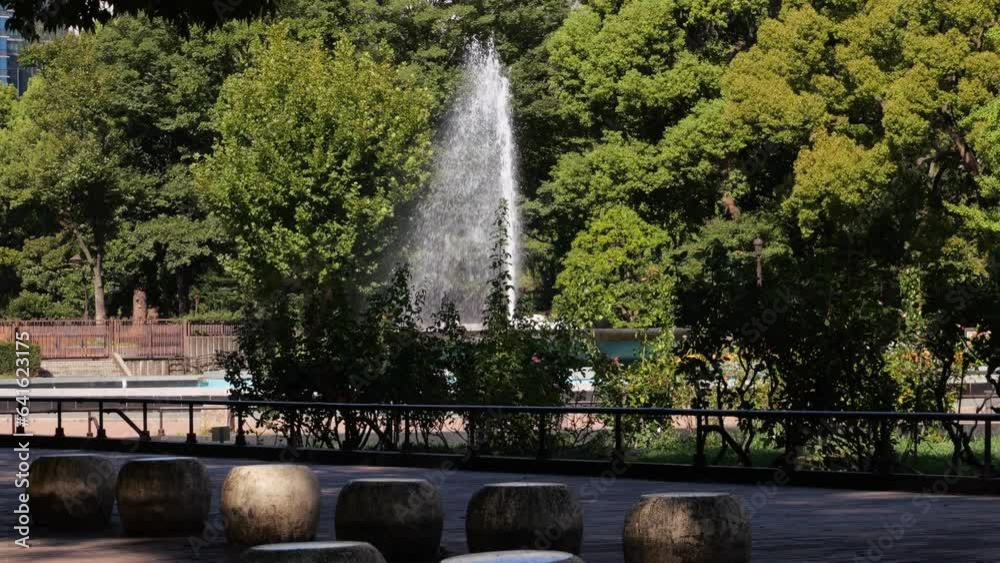 噴水がある都会の公園の風景。日比谷公園で撮影。 噴水がある都会の公園の風景。日比谷公園で撮影。