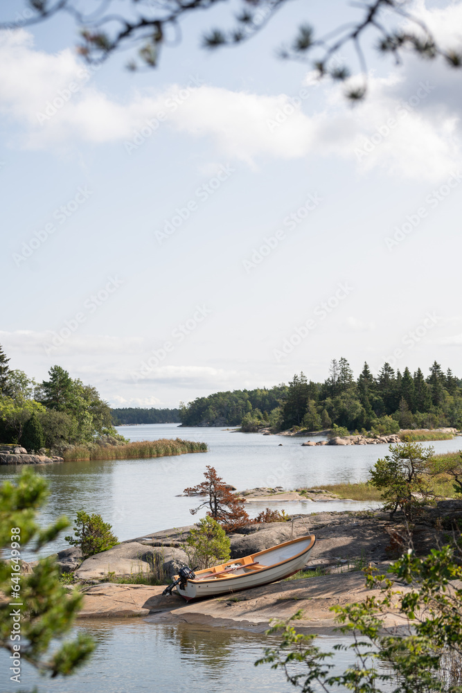 Fototapeta premium Boot in der Küstenlandschaft in Schweden