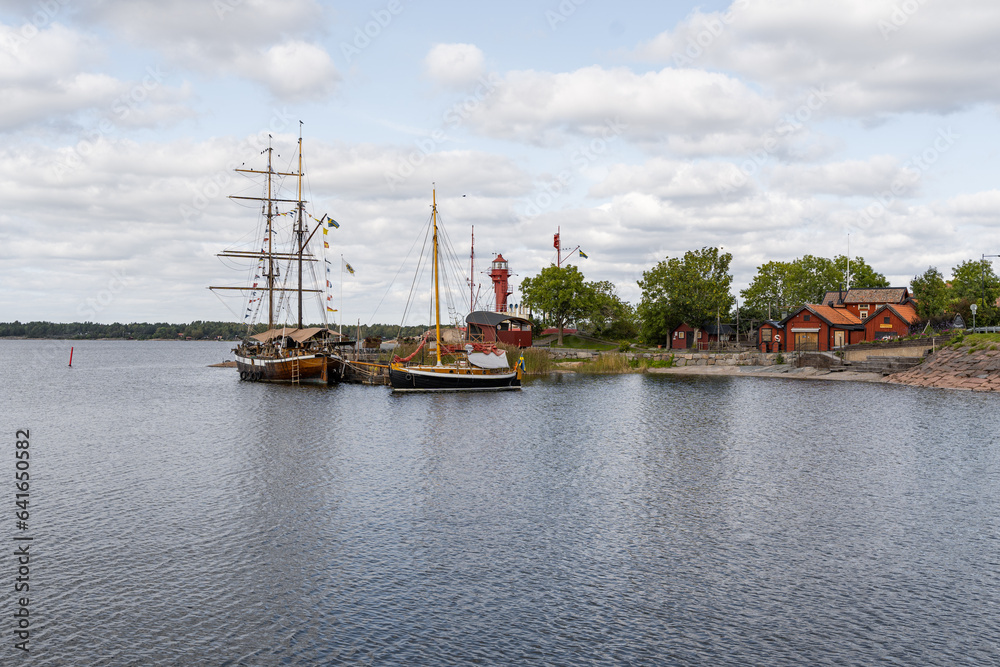 Fototapeta premium Segelschiffe in einem kleinen Hafen in Skandinavien