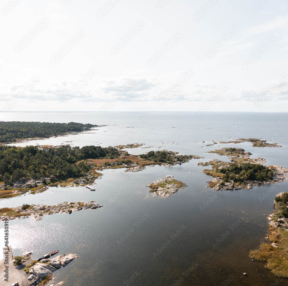 schwedische Küstenlinie im Sommer, Sonne und Wasser, Schären Inseln