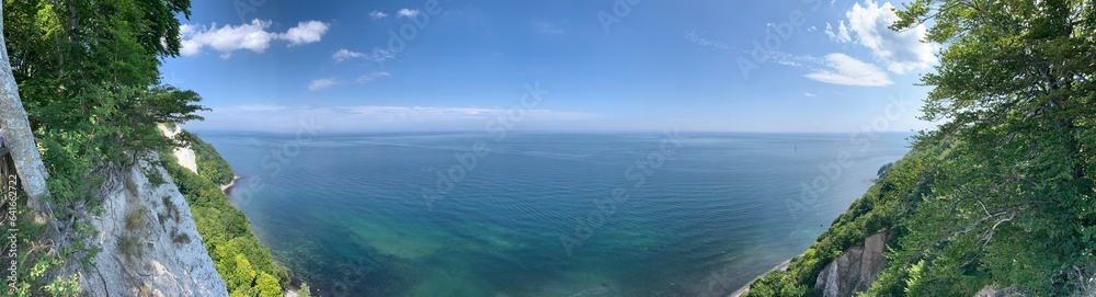 Fototapeta premium horizontal panorama of the chalk cliffs on the island of Rügen