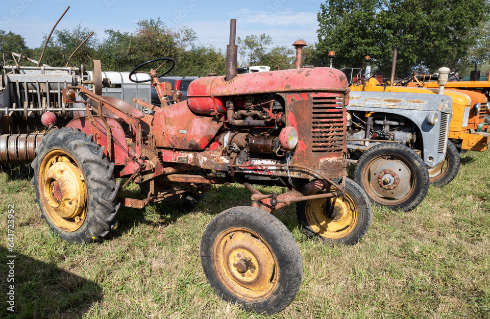 vieux tracteurs de collection dans un champ lors d'une exposition agricole en France en Europe