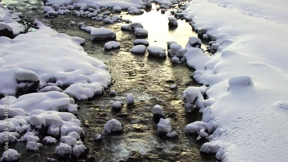 日本の長野県白馬村を流れる松川の雪景色 日本の長野県白馬村を流れる松川の雪景色