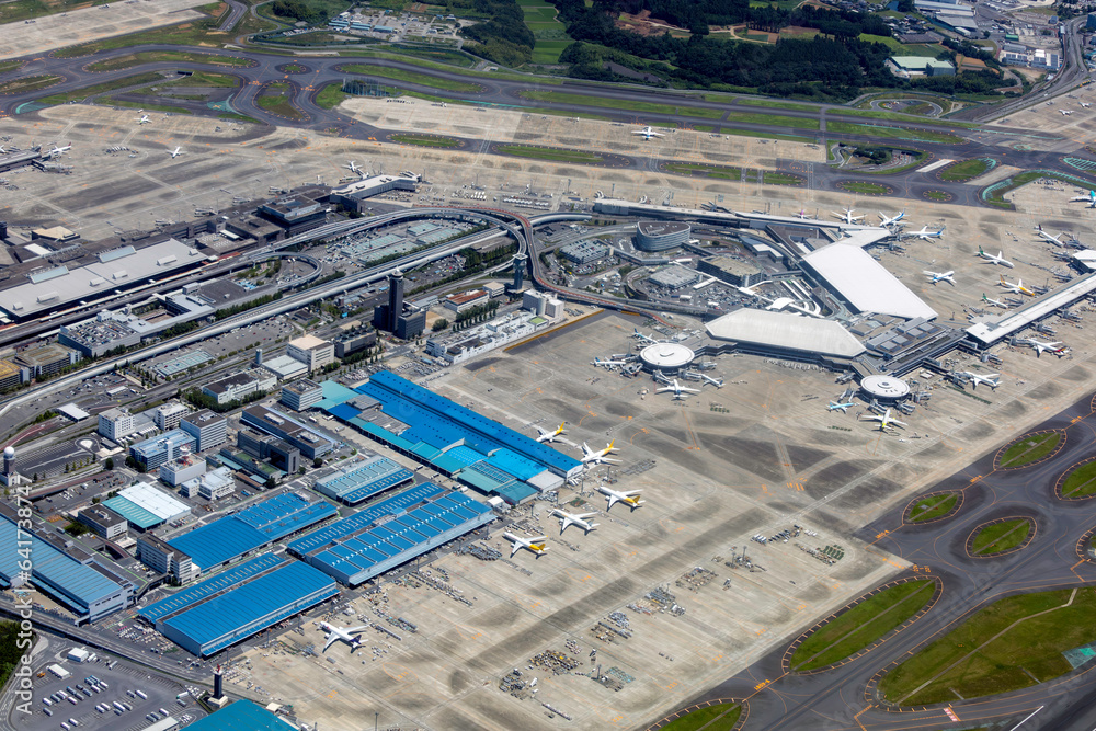 成田空港第一ターミナルを空撮