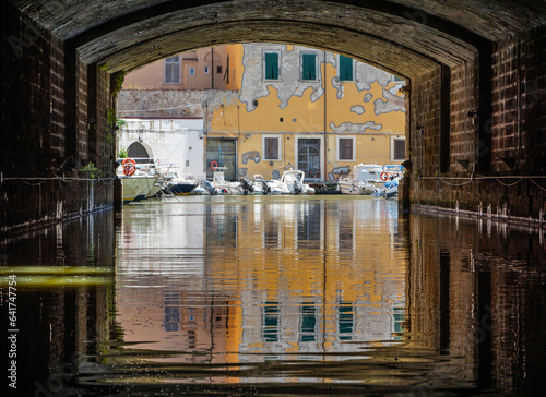 Vue des canaux du quartier de la petite Venise de Livourne, Italie. photo