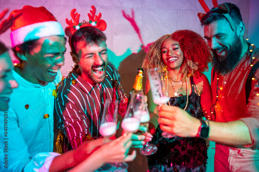 Obraz premium Friends having fun making a toast at New Year party midnight countdown