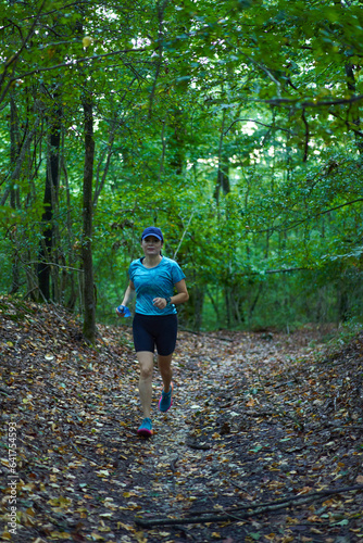 Fototapeta Naklejka Na Ścianę i Meble -  Woman runner in the forest