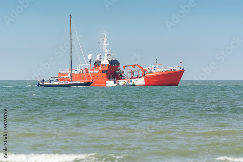 Navire de sauvetage en mer des migrants en mer du Nord près de Dunkerque et un voilier de plaisance