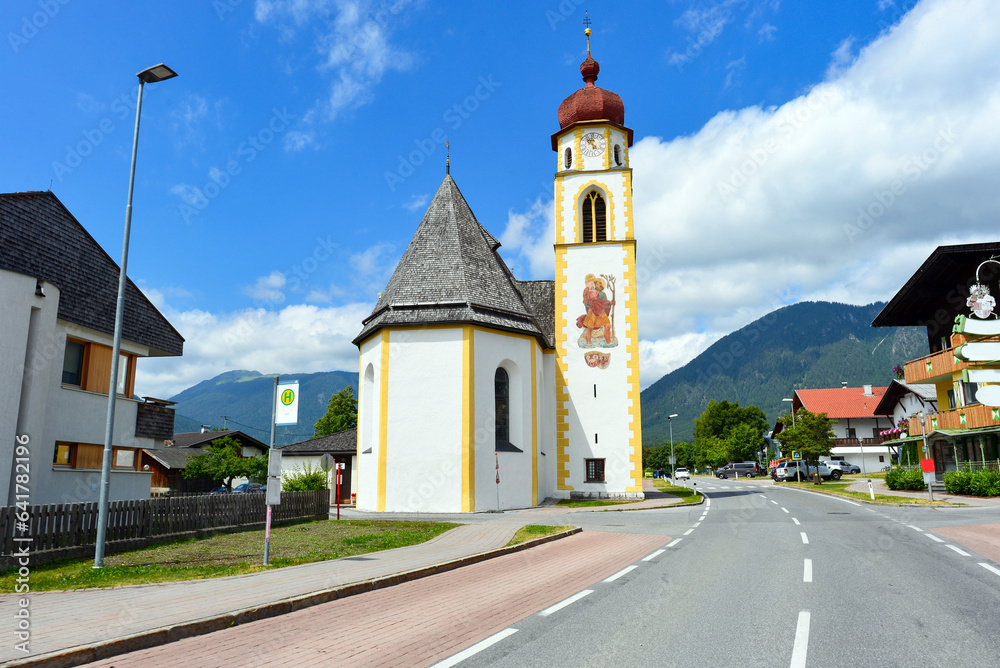 Die Fernpassstraße (B 179) in Mieming - Bezirk Imst, Tirol (Österreich) Die Fernpassstraße (B 179) in Mieming - Bezirk Imst, Tirol (Österreich)