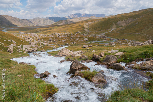 Río que recorre el valle de Kel Suu photo