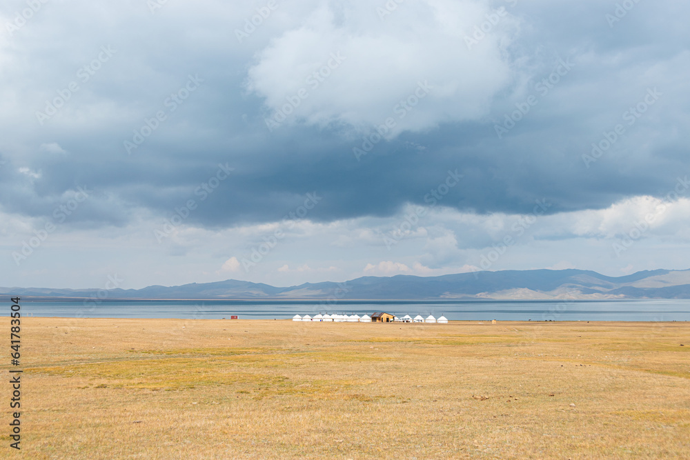 Yurtas en el lago Song Kol, Kirguistán