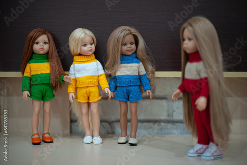 Dolls with different skin colors are standing next to each other.