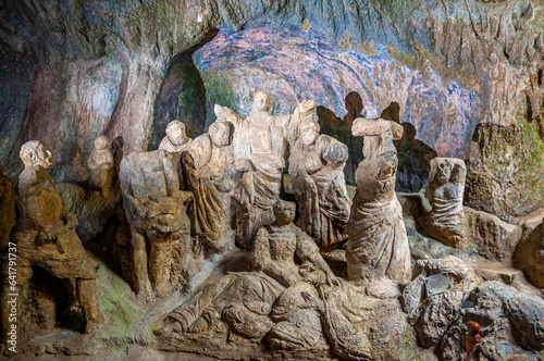 Statue scolpite all'interno di una chiesa in una grotta di tufo photo