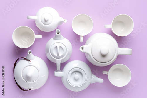 White ceramic teapots and t...